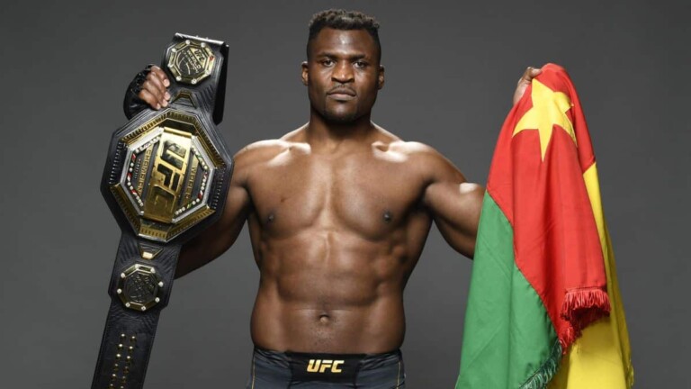 Francis Ngannou avec la ceinture de champion des lourds UFC