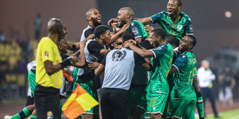 Le Comorien Ahmed Mogni cÃ©lÃ¨bre avec ses coÃ©quipiers le deuxiÃ¨me but de sa sÃ©lection contre le Ghana Ã  la Coupe dâ€™Afrique des nations, le 18 janvier 2022, Ã  Garoua (Cameroun). DANIEL BELOUMOU OLOMO / AFP