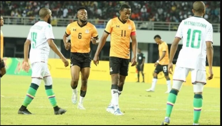 Des joueurs comoriens et zambiens lors des Ã©liminatoires de la CAN 2023