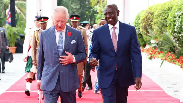 Le roi Charles III est arrivé au Kenya sur fond du passé colonial britannique controversé