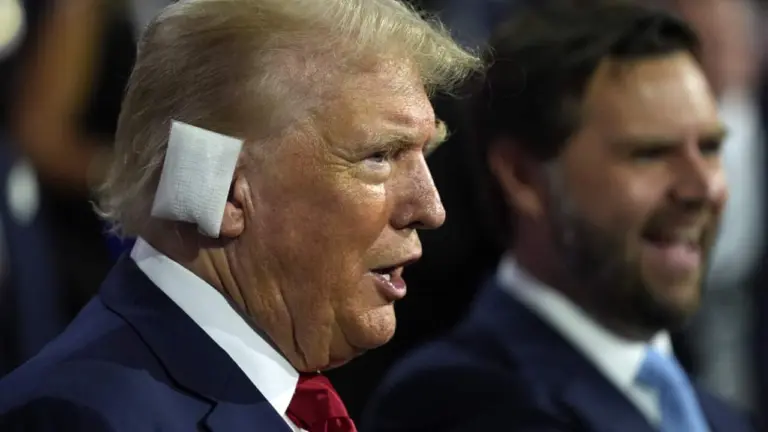 Pansement à  l’oreille, Donald Trump accueilli en héros à  la convention du Parti républicain