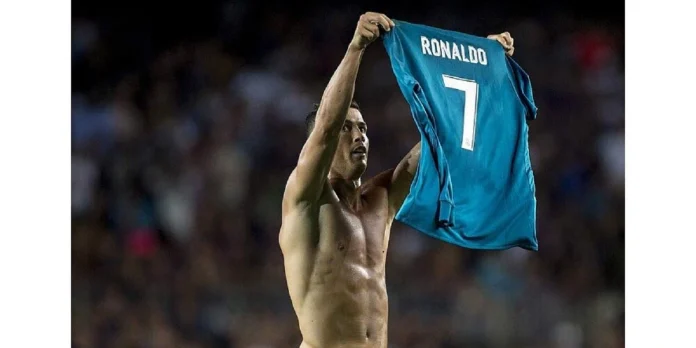 Ronaldo a trollé Messi ce dimanche soir, au Camp Nou, en enlevant son maillot et en le montrant à la tribune. Comme l'avait fait Messi, au mois d'avril, face au public du Bernabeu. Photo AFP